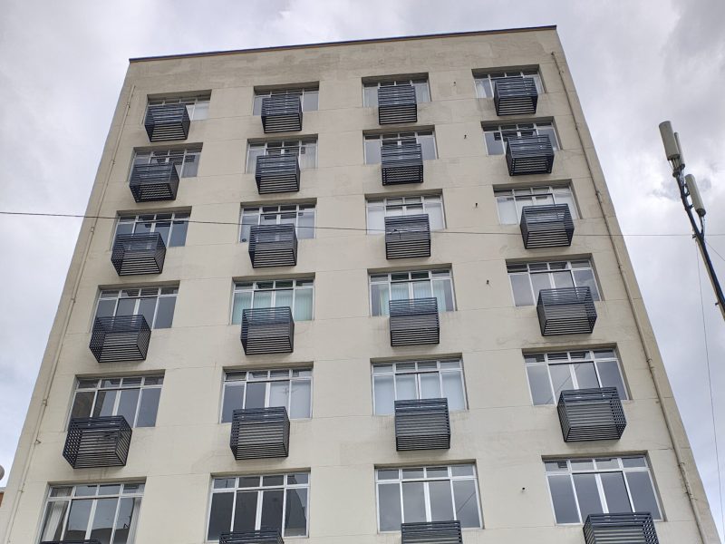 Instalação de Caixa para Condesadora na fachada do Condominio Solidez Nor