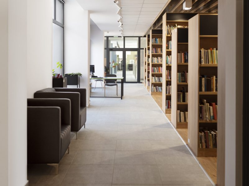 salao-da-biblioteca-limpo-e-vazio
